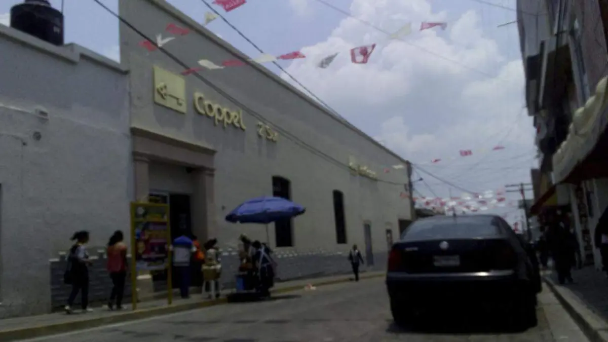 Una banda de aproximadamente 20 individuos, entre hombres y mujeres, entraron a robar a una tienda Coppel en Tecamachalco